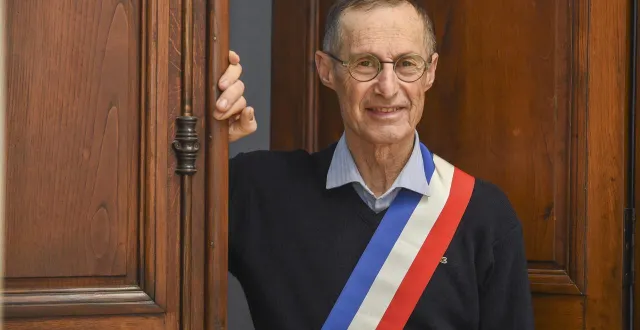 photo  guy trochon est maire du mesnil-ozenne (manche) depuis 43 ans. aujourd’hui âgé de 72 ans, il ne briguera pas de nouveau mandat aux élections municipales 2026. dans la mairie du village rural de 300 habitants, le 10 février 2026.  &copy;  mathieu pattier / ouest france 