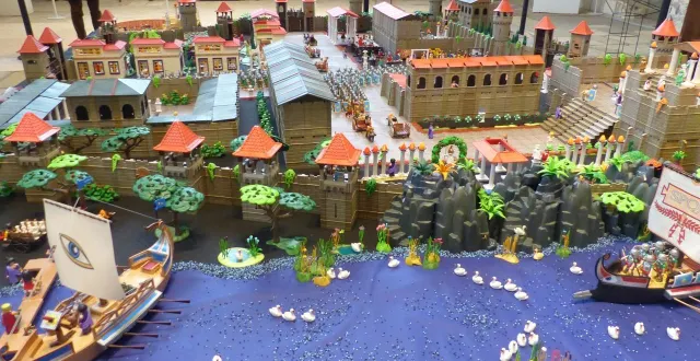 photo  au château d’angers, le diorama playmobil® donne une idée de l’allure de la ville du temps de rome !  &copy;  ouest-france 