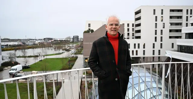 photo  angers, rue de la constitution, 18 février 2026. olivier réguer, 58 ans, directeur du projet cœur de maine, depuis les étages de métamorphose. cet immeuble aux formes arrondies, comme la patinoire, a été construit sur des remblais provenant du parc saint-serge (au fond).  &copy;  co – josselin clair 