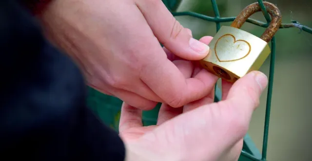 photo  l’amour se trouve peut-être à saint-jean-des-échelles….  &copy;  photo courrier de l’ouest marie delage 