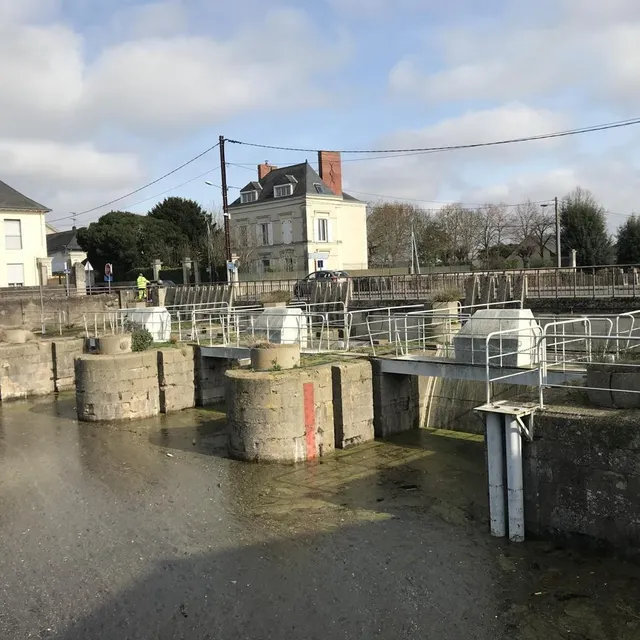 photo au pont bourguignon des ponts-de-cé, ces portes permettent d’éviter à la loire de se déverser dans l’authion.  ©  ouest-france