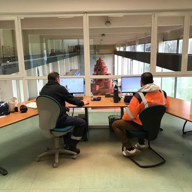 photo les techniciens se sont relayés nuit et jour pour surveiller les pompes de la station d’exhaure.  ©  ouest-france