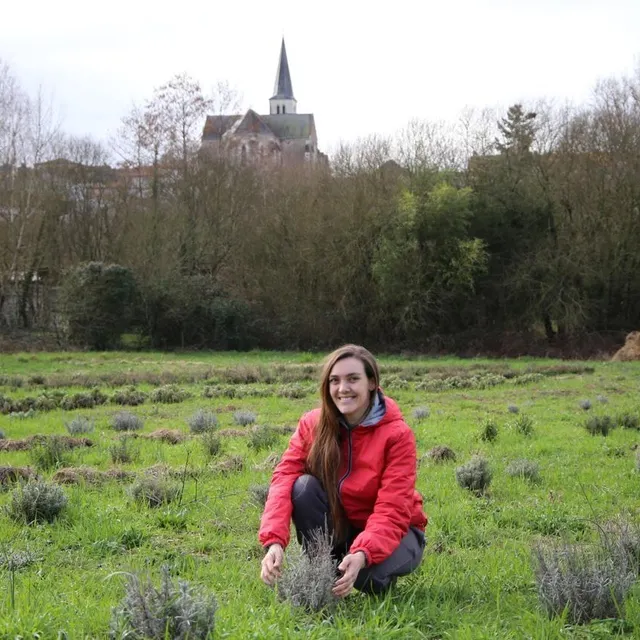 photo sarah bourgoin sur son terrain, où elle cultive des plantes au pied de l’éperon rocheux à deux pas de la rivière êvre, allée des pépinières, à saint-pierre-montlimart.  ©  ouest-france