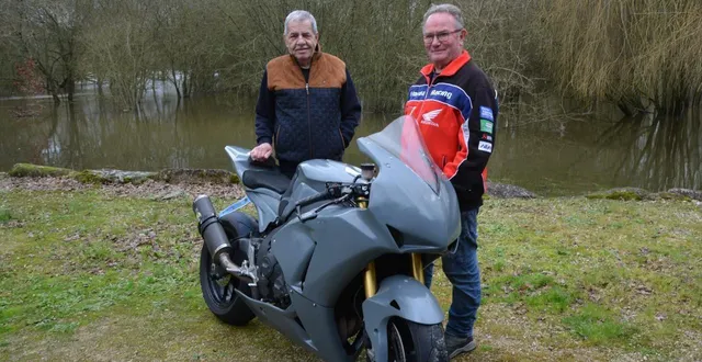 photo  les deux motards devant la moto honda de compétition.  &copy;  ouest-france 