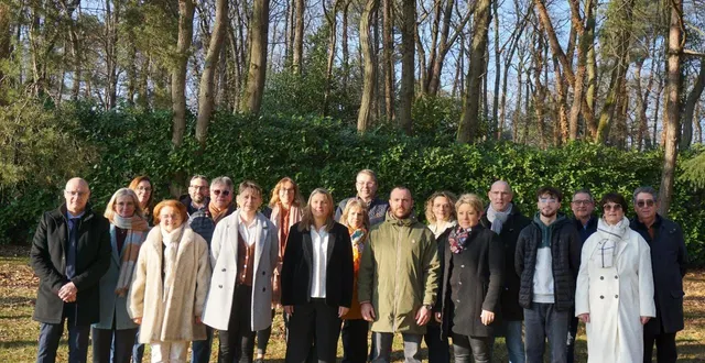 photo  les candidats de la liste « neuville, l’avenir ensemble » conduite par florence thise (1er rang, 3e à droite).  &copy;  le maine libre 
