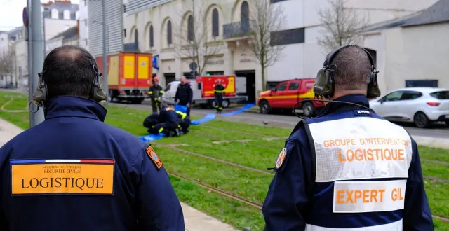 photo  la sécurité civile et l’esol à pied d’œuvre pour pomper l’intérieur du parking molière, complètement inondé par la crue de la maine.  &copy;  ouest-france 