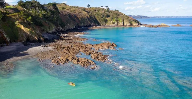 photo  sortie kayak dans les eaux limpides de la baie de saint-brieuc, à plérin.  &copy;  emmanuel berthier 