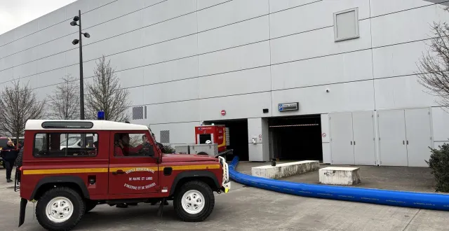 photo  les sapeurs-pompiers mènent des opérations de pompage dans le quartier saint-serge à angers, ici dans le parking de la patinoire.  &copy;  co 