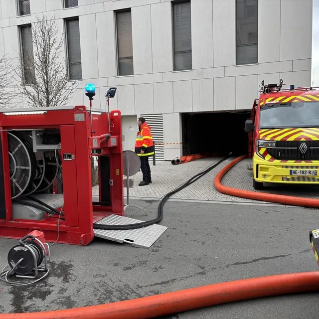 photo dans le quartier saint-serge, le parking d’une résidence est vidé de son eau.  ©  co
