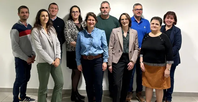 photo  les candidats autour de virginie de la fresnaye, maire de courcelles-la-forêt.  &copy;  apple photos clean up 