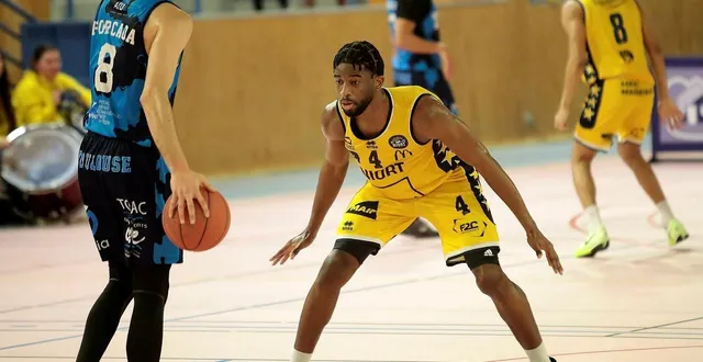 photo  cédric sam mbaka et les niortais devront serrer les rangs en défense, ce samedi soir à bordeaux.  &copy;  co - benoit felace 