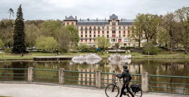 photo  au cœur de la station thermale de bagnoles-de-l’orne, le lac est un haut lieu de promenade.  &copy;  thomas le floc’h, normandie tourisme 