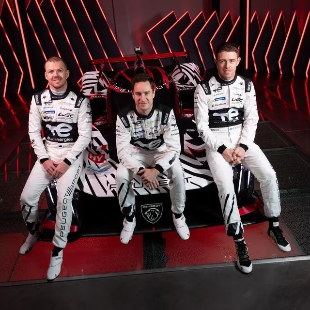 De gauche à droite : Nick Cassidy, Stoffel Vandoorne et Paul Di Resta, les trois pilotes de la Peugeot 9X8 n°93 pour la saison 2026. DPPI photo de gauche à droite : nick cassidy, stoffel vandoorne et paul di resta, les trois pilotes de la peugeot 9x8 n°93 pour la saison 2026. © dppi