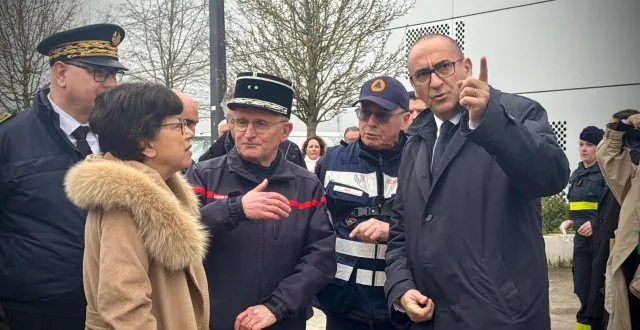 photo  le ministre de l’intérieur laurent nuñez et la ministre de l’écologie monique barbut ont visité le quartier saint-serge, à angers.  &copy;  co - tiphaine sirieix 