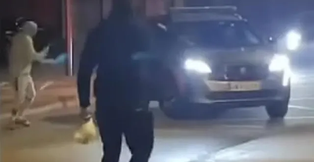 photo  la voiture de police ne pouvait plus redémarrer après le choc. elle a été la cible de jets de projectiles.  &copy;  image transmise par un utilisateur de snapchat 