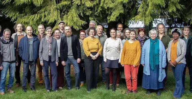 photo  marion michel, au centre, entourée de la majorité des colistiers de la liste « huit comme une, athis-val-de-rouvre ».  &copy;  ouest-france 