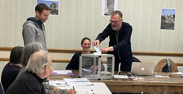 photo  jean-marie groult, ancien premier adjoint du maire démissionnaire, qui assurait l’intérim, a été élu maire d’aure-sur-mer pour finir le mandat avant les élections municipales de mars 2026.  &copy;  ouest-france 