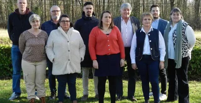 photo  les colistiers de vivons chevillé, avec la tête de liste pierre besnard (4e au 2e rang en partant de la gauche). absent sur la photo : aldo zein.  &copy;  ouest-france 