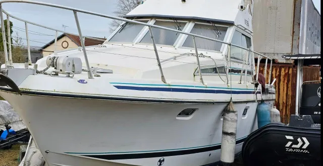 photo  après l’annonce de la mise aux enchères d’un chalutier saisi dans le cadre d’un trafic de cocaïne au large des côtes normandes, ouest-france a appris qu’un deuxième bateau (ici en photo sur le site d’enchères) allait être proposé à la vente : une vedette utilisée par les narcotrafiquants, et basé à tancarville (seine-maritime).  &copy;  caen enchères 