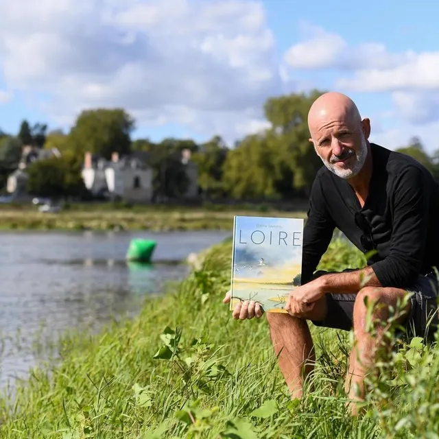 photo étienne davodeau pose en bord de loire.  ©  josselin clair