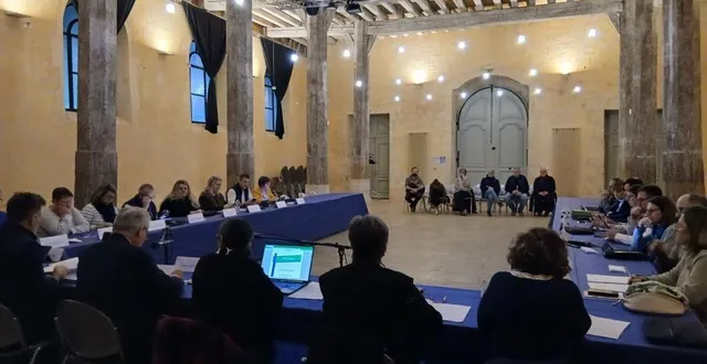 photo  le conseil municipal a eu lieu aux halles denis-béalet, l’un des joyaux du centre ancien de la ferté-bernard (sarthe) qui date du xve/xvie  siècle.  &copy;  ouest-france 