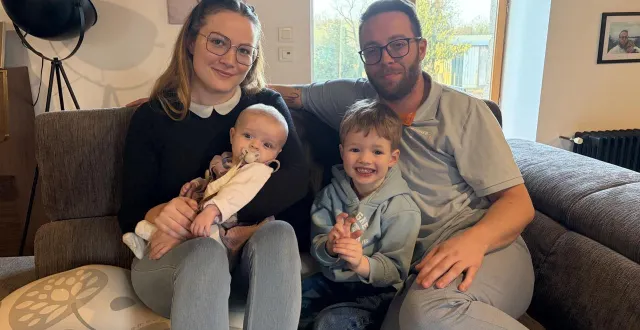 photo  lana rose beslier se réveille de sa sieste dans les bras de sa mère chloé duval, aux côtés de son père jean-victor beslier et de son grand frère de trois ans et demi zacharie beslier.  &copy;  ouest-france 