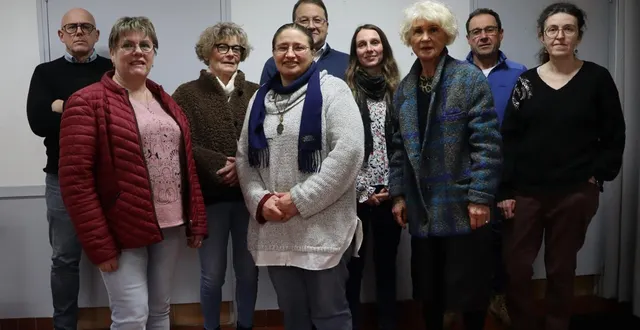 photo  annick bartheleix (troisième en partant de la droite) mène la liste « ensembles pour asnières ». il manque sur la photo : laure de torquat, antoine delaune et yves-henri roblot.  &copy;  ouest-france 