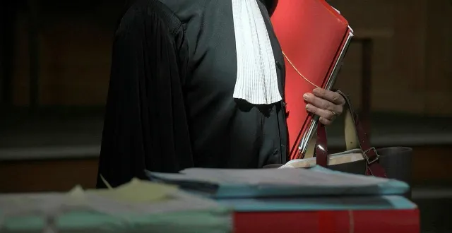 photo  un mandat d’arrêt a été décerné contre le jeune homme de 19 ans.  &copy;  co illustration - marie delage 