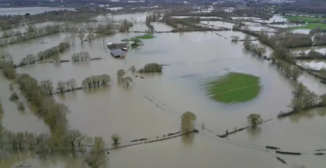 photo  la ferme de maxime a été complètement cernée par la montée de l’eau.  &copy;  maxime crasnier 