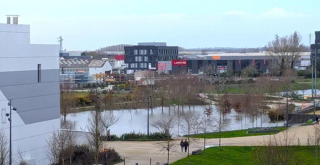 photo  le parc saint-serge, derrière la patinoire icepark, a joué son rôle de réservoir pour limiter les dégâts de la crue dans le quartier saint-serge.  &copy;  archives ouest-france 