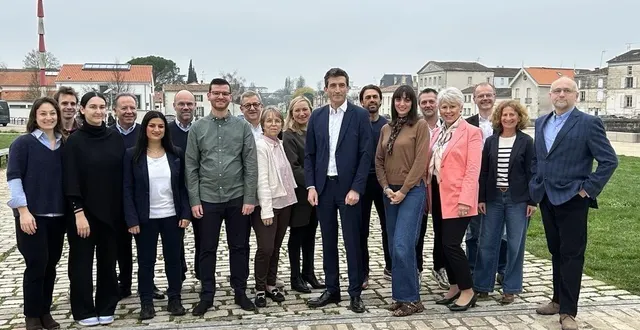 photo  une partie des membres de la liste « niort c’est tous ensemble » réunie à port-boinot.  &copy;  co – marie-valérie jannin 