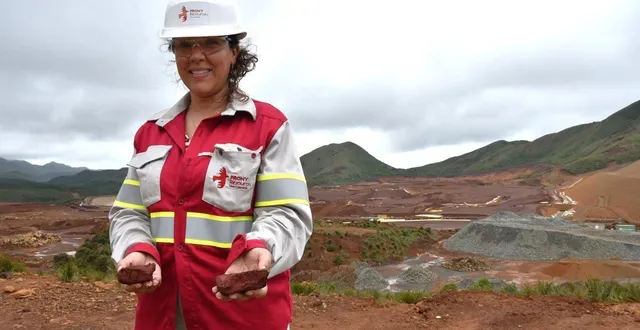 photo  l’ingénieure monia sayari présente ce vendredi les résidus asséchés issus du projet lucy tout juste lancé à prnc.  &copy;  yann mainguet ouest-france 
