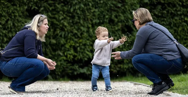 photo  danijela koletic (à gauche) et sa mère dubravka koletic (à droite) jouent avec leur fils et petit-fils viktor dans un parc à samobor, en croatie, le 15 avril 2025.  &copy;  photo : damir sencar/afp 