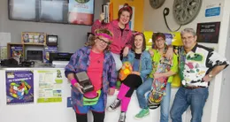 actu cinéma les bénévoles du festival de la cane ne ménagent pas leurs efforts pour faire replonger les spectateurs dans les années 1980.