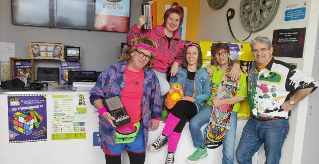 photo  les bénévoles du festival de la cane ne ménagent pas leurs efforts pour faire replonger les spectateurs dans les années 1980.  &copy;  ouest-france 
