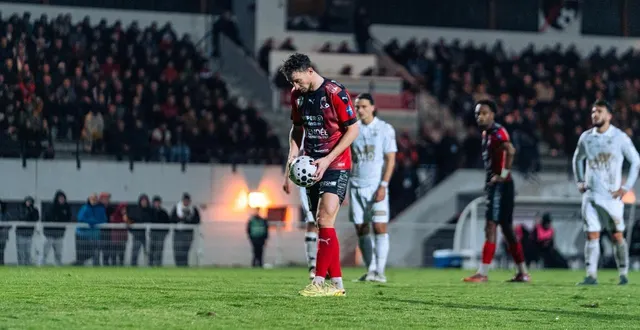 photo  en début de seconde période (51’), le herbretais jérémy billy a manqué une belle occasion de relancer vendée les herbiers football face à l’us saint-malo en ratant un penalty, sifflé après une faute du malouin alexandre leroyer.  &copy;  lenny monnier 