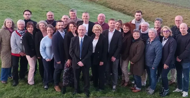 photo  marc pierrot, au centre, entouré de ses colistiers (absents sur la photo : fanny delmur, tony guillevic, franck valet, patrick brisset, katia andré).  &copy;  liste « beaucouzé demain » 