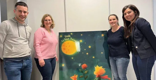 photo  quelques membres du bureau pour la présentation du logo de l’école avent son installation au portail d’entrée.  &copy;  ouest-france 