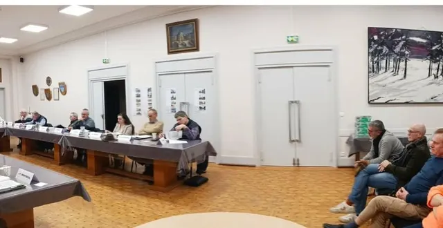 photo  une dernière séance durant laquelle on a assisté à des règlements de comptes entre philippe touchain (ensemble pour l’avenir de vimoutiers) et sébastien gourdel (vimoutiers autrement) sous le regard dans le public (entre autres), de gérard vienne  (rassemblés à vimoutiers).  &copy;  ouest-france 