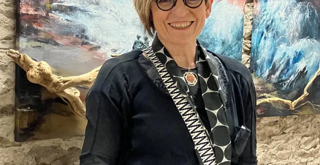 photo  liliane bonnaud au vernissage de l’exposition à saint-georges-sur-loire.  &copy;  co 