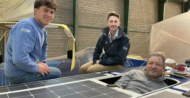 photo  alan fourne, philippe portal et franc raffalli ont travaillé de concert pour équiper le bateau de course wewise de panneaux photovoltaïques. une technologie qui va permettre au trimaran d’avoir une énergie plus verte et de réduire son poids pour les courses.  &copy;  ouest-france 