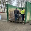 photo  des déchetteries mobiles ont été installées à angers pour aider les habitants touchés par les crues à se débarrasser des objets abîmés. 