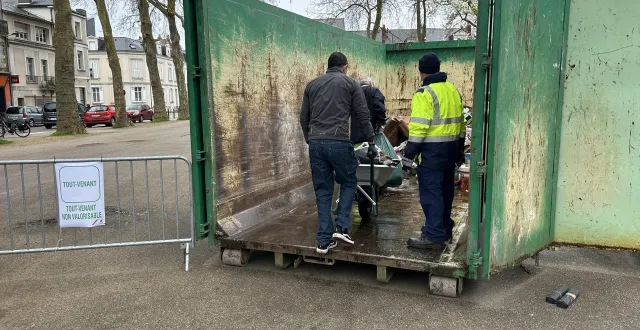 photo  des déchetteries mobiles ont été installées à angers pour aider les habitants touchés par les crues à se débarrasser des objets abîmés.  &copy;  ouest-france 