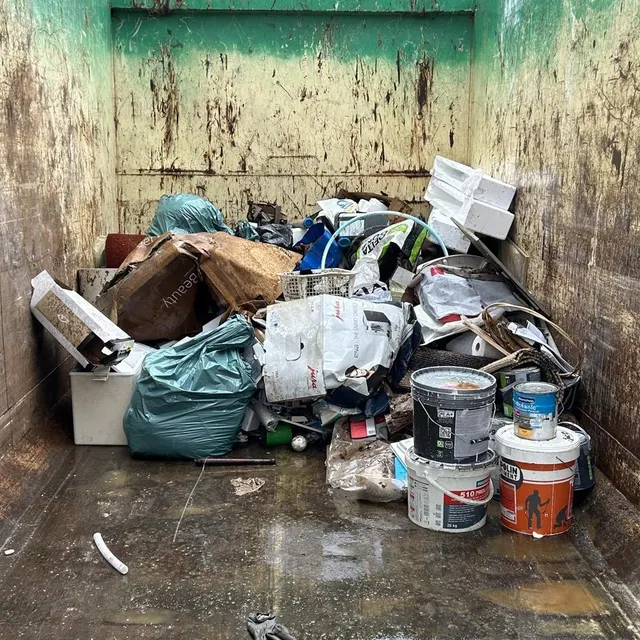 photo matériel de loisirs, de camping, de sport, cartons d’électroménager, conserves de fruits, bouteilles de vin… les bennes accueillent des objets divers.  ©  ouest-france