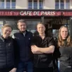 photo de gauche à droite : hélène desvaux et jonathan gimer, propriétaires du café de paris de 2014 à 2026, avec leur apprenti cuisinier charlie, et adeline, serveuse.