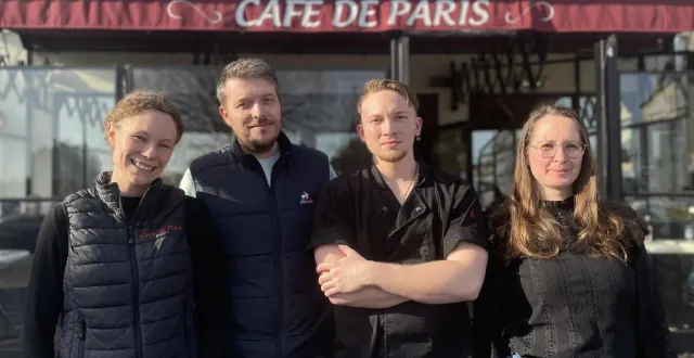 photo  de gauche à droite : hélène desvaux et jonathan gimer, propriétaires du café de paris de 2014 à 2026, avec leur apprenti cuisinier charlie, et adeline, serveuse.  &copy;  ouest-france 