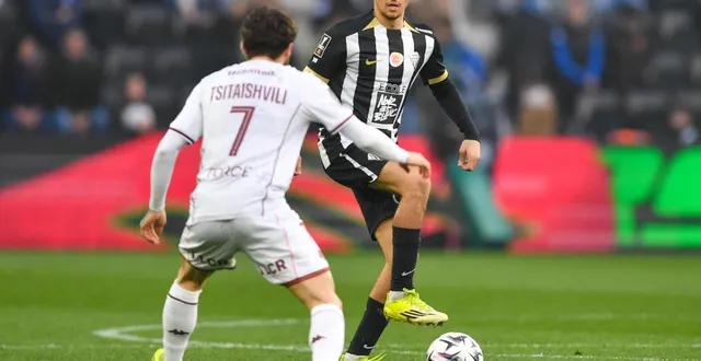 photo  yassin belkhdim et angers sco face à un gros morceau.  &copy;  simon torlotin / ouest-france 