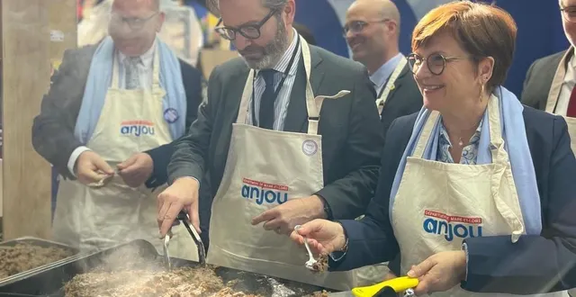 photo  les sénateurs emmanuel capus et corinne bourcier étaient aux fourneaux mercredi au salon de l’agriculture.  &copy;  dr 