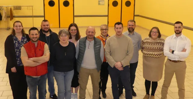 photo  yvan bosnyak présente la liste « ensemble pour semur-en-vallon ».  &copy;  le maine libre 