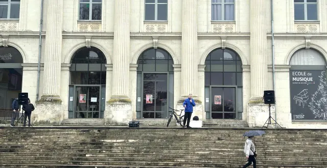 photo  saumur, samedi 21 février 2026. la première réunion publique du candidat jean-michel poisson s’est transformée en grand moment de solitude.  &copy;  co 